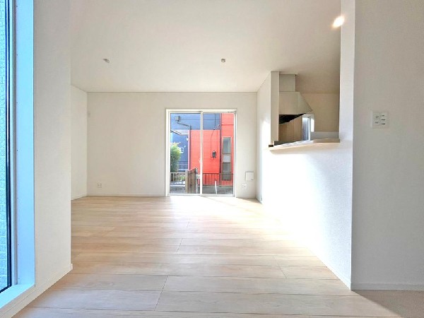 新しい木の香りと真っ白なクロス。そして優しい家族の笑顔。何時間でもここにいたいと思える快適リビング。