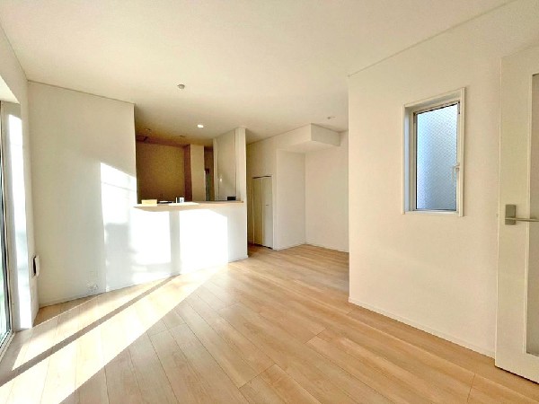 ☆☆家族の会話や笑顔が行き交うリビング☆☆  リビングで子供を走り回らせたい♪大きなソファやダイニングテーブルでゆったり食事をしたりくつろぎたい♪そんな夢が叶えられる空間です♪