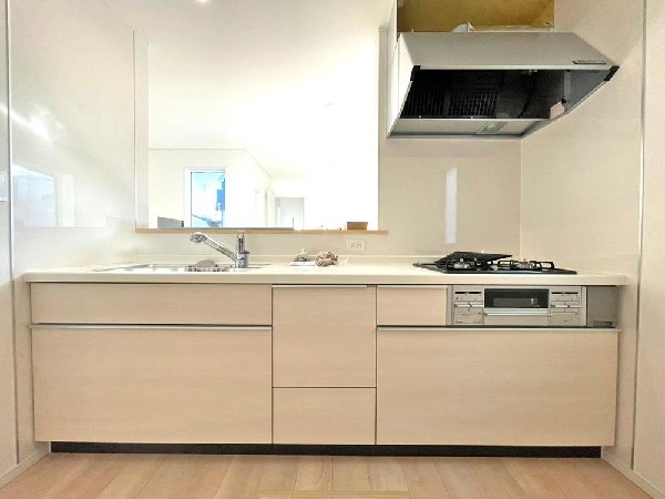 キッチンは開放感のあるカウンタータイプを採用　家事をしながらリビング・ダイニングが見渡せ、窓からはたくさんの光が差し込みます♪