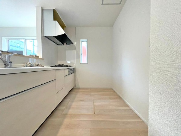 ☆☆ゆったりとしたキッチンスペース☆☆  家族の元気の源　それがこのキッチンです♪ひろびろとしたキッチンスペースには沢山の調理器具や調味料が収納でき、大きな流しもついてます　毎日のお料理が楽しみです♪