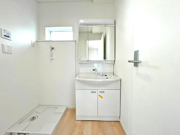 すがすがしい空気が肌をひきしめる朝。爽やかなデザインでまとめられたパウダールーム。流れる水音をBGMに鏡に映る顔が静かにゆっくりと笑顔に変わっていく時間。