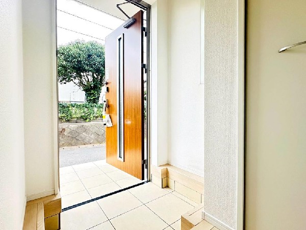 外観:住まう人の帰り、訪れる人を優しく迎える安らぎに満ちた空間　上質感あふれるエントランス