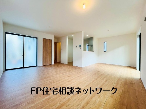 大切なご家族が集まるＬＤＫはこだわりたいですね！休日はおひさまの光をたっぷりと取りこめるリビングでゆったりと過ごしませんか？子供たちが元気に笑いながら走り回っている姿が目に浮かぶ空間です。