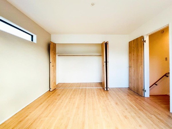 光が沢山取り込める大きな窓。日差しを長時間受ける事が出来る暖かいお部屋です。もちろんペアガラスなので、遮音性に優れ、結露も発生しにくい構造。サッシ周りのカビが発生しにくくなりますね。