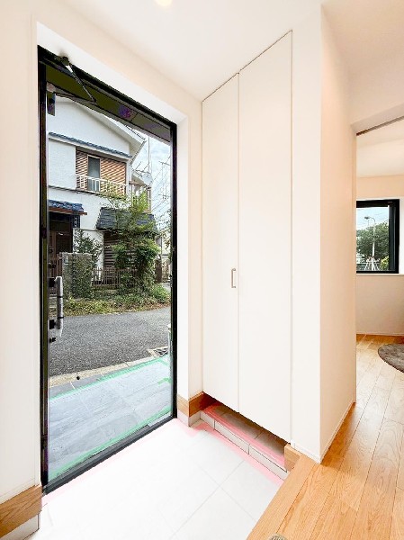 外観:◇玄関◇  シューズクロークは可動棚タイプになっていますので、ブーツや長靴もたっぷり収納いただけます。いつも気持ちよくご家族をむかえられるよう、玄関収納をフル活用してスッキリとした玄関を保ってください。