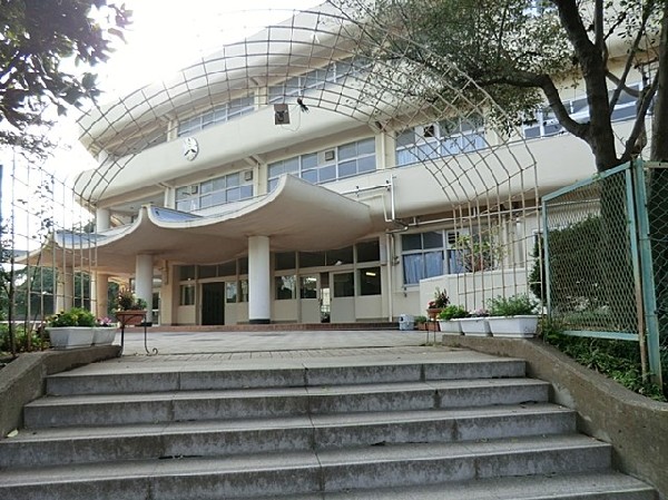 周辺環境:横浜市立上の宮中学校