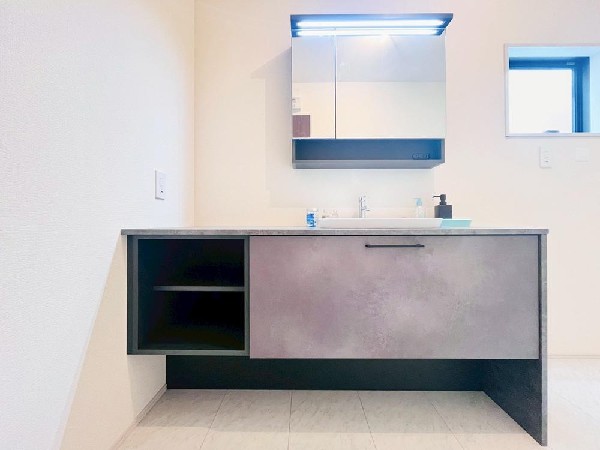 ゆとりの洗面スペースで朝の身支度も快適スムーズに。三面鏡で髪のセットやお化粧もストレスなくこなせ、朝から気分良く通勤通学に向かえそうですね！
