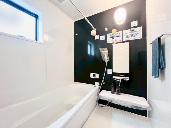 ユニットバスはゆったりとくつろげる1坪タイプ。足までしっかりと伸ばせる浴槽は、心身ともにしっかりと疲れを癒してくれます。お子様と一緒の入浴でも充分な広さです。