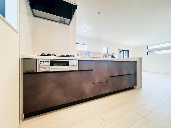 リビングを見渡せる対面式キッチンは、ご家族との会話もできて毎日のお料理が楽しくなります。リビングで遊ぶお子様にも目が届くので安心して家事が出来ますね。