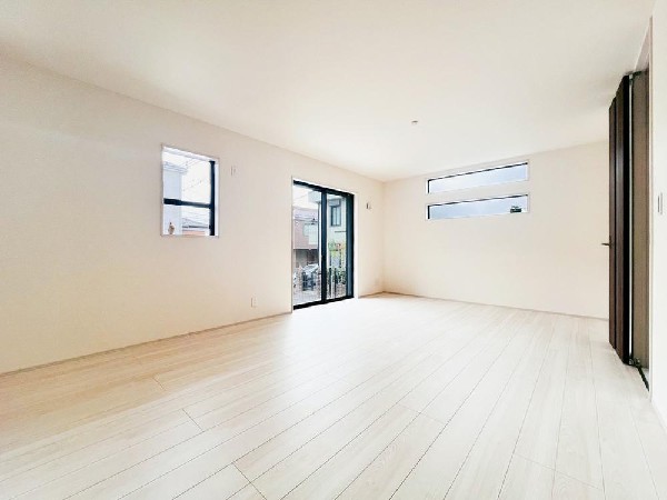 家族と過ごす時間を大切にしたい方にぴったりのゆとりある住空間です。窓からの日差しがリビングの隅々までしっかりと届きます。