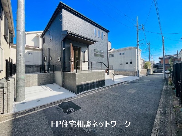 外観:第一種低層住居専用地域の良好な住環境が保たれたエリア。低層の一戸建てを中心とした街並みが整然と続き、周辺は高い建物が建っていないので、採光や開放性に恵まれています。