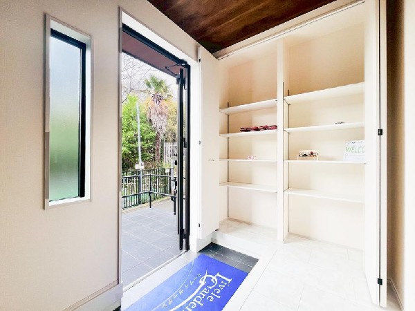 外観:玄関は家の中に入る時一番最初に目に付く場所だからこだわりたいですよね！明るい雰囲気の色目でお部屋の雰囲気をそのまま表しているようです。