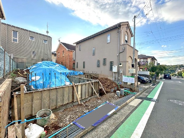 外観:窓枠から切り取られたまるで写真のような澄み切った光景。季節の移り変わりとともに、ゆっくりと愛でる時のありがたみ。