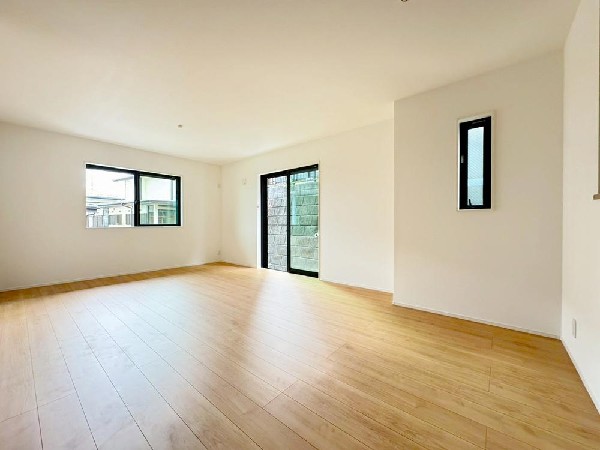 18帖の広々ＬＤＫ。導線もしっかりと取れているので、ダイニングテーブルやソファーなどの家具もしっかりと配置できます。ゆったりとした広さの空間でご家族だんらんの時間をお過ごしください。