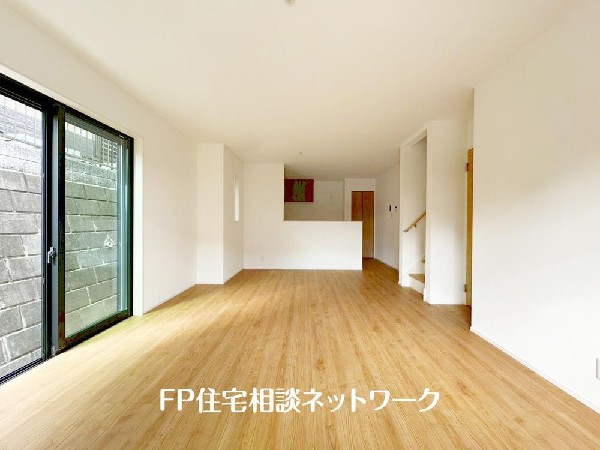 ＬＤＫのメインとなる大きな窓。通常サイズより大きめの開口部から暖かい陽射しが長い時間射し込みます。天気の良い日は是非窓を開けて風通しの良さもご体感下さい。明るいＬＤＫがご家族団欒の時を作ります。