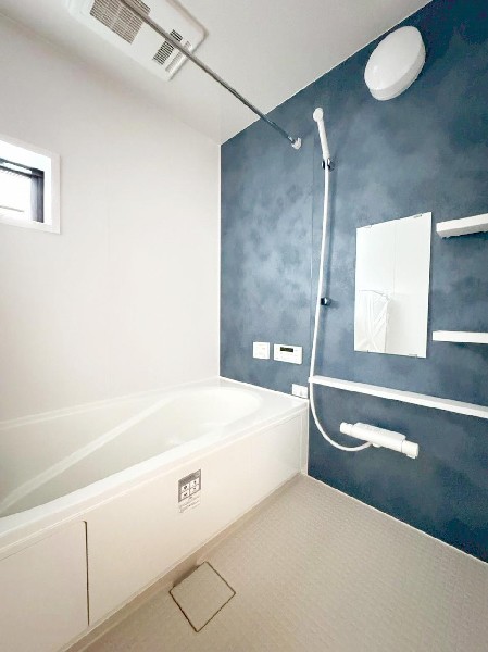 ユニットバスはゆったりとくつろげる1坪タイプ。足までしっかりと伸ばせる浴槽は、心身ともにしっかりと疲れを癒してくれます。お子様と一緒の入浴でも充分な広さです。