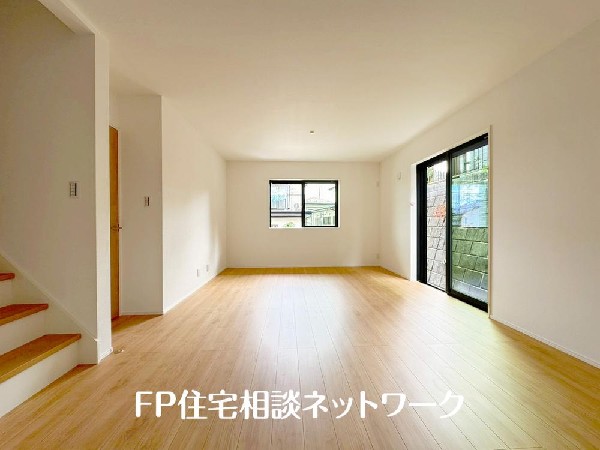 家族と過ごす時間を大切にしたい方にぴったりのゆとりある住空間です。窓からの日差しがリビングの隅々までしっかりと届きます。