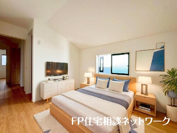 光を取り込みやすい2面採光の居室は日当たり良好です。クローゼットの完備で収納スペースも十分。(本画像はCGで作成しており、実際に現地に家具はおかれておりません。また価格に家具は含まれておりません。）