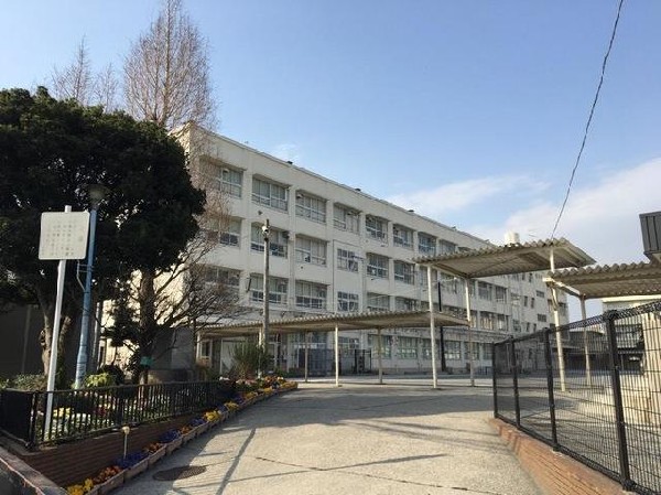 周辺環境:横浜市立大曽根小学校(横浜市立大曽根小学校まで500m お子様が一日の中でも長い時間を過ごす小学校。のびのびと過ごし、広い校庭で元気に駆け回ったり、どんどん成長していくお子様の姿が目に浮かびます。※実際の通学路の距離と異なる場合がございます。)