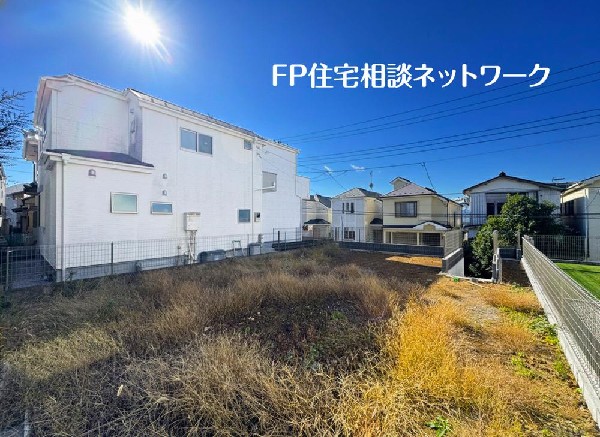 外観:緑に恵まれた閑静な住宅地は、毎日のお散歩も快適。伸び伸びスローライフを叶えてくれます。季節の移ろいを身近に感じられる自然豊かな環境で子育てすれば、お子様もきっと素直に成長してくれるはずです！