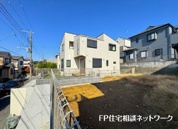 外観:高台に位置し眺望良好。周辺からの視線もないので大きな窓を設計でき、空を広く感じる解放的な住まいに。