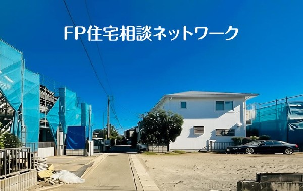 外観:四季を通じて自然と触れ合えるスポットが周辺には盛りだくさん！お散歩やジョギング、週末のご家族での遊びに最適です。目の前に広がる開放感とゆとり、暮らしの夢を育む理想の住まいがここにはあります。