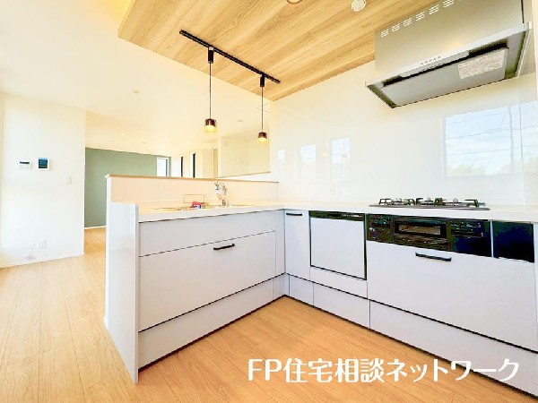 リビングのお子様を見守りながらお料理が出来る対面式カウンターキッチン。ご家族との会話がはずみます。