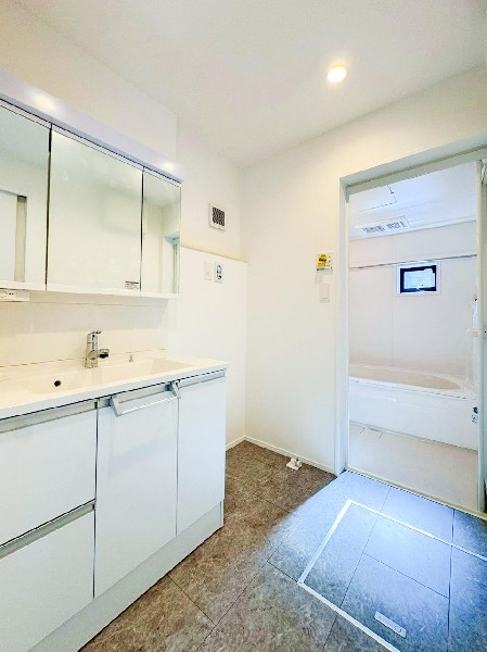 ゆとりの洗面スペースで朝の身支度も快適スムーズに。三面鏡で髪のセットやお化粧もストレスなくこなせ、朝から気分良く通勤通学に向かえそうですね！鏡の裏にはたっぷりと収納スペースを標準装備！