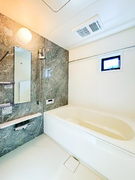 ユニットバスはゆったりとくつろげる1坪タイプ。足までしっかりと伸ばせる浴槽は、心身ともにしっかりと疲れを癒してくれます。お子様と一緒の入浴でも充分な広さです。