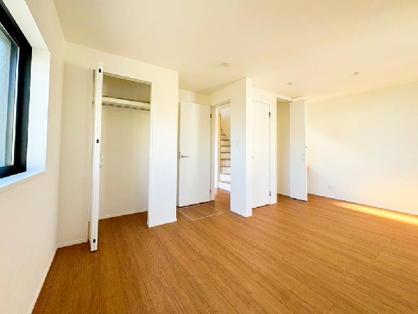 9.44帖の広いお部屋としても使えるだけでなく、リフォームで壁を設ければ、4.4帖と5.04帖の洋室に分けることがでます。家族の成長に合わせて様々な使い方が出来そうです。