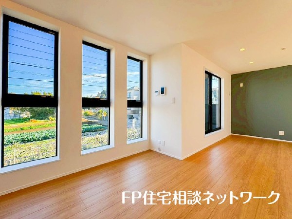 家族だんらんのスペースとなるリビング。窓が多い設計なので色々な角度から光が取り込めます。明るいリビングで新しい生活を。