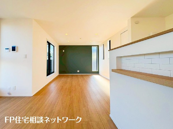 18.66帖の広々ＬＤＫ。導線もしっかりと取れているので、ダイニングテーブルやソファーなどの家具もしっかりと配置できます。ゆったりとした広さの空間でご家族だんらんの時間をお過ごしください。