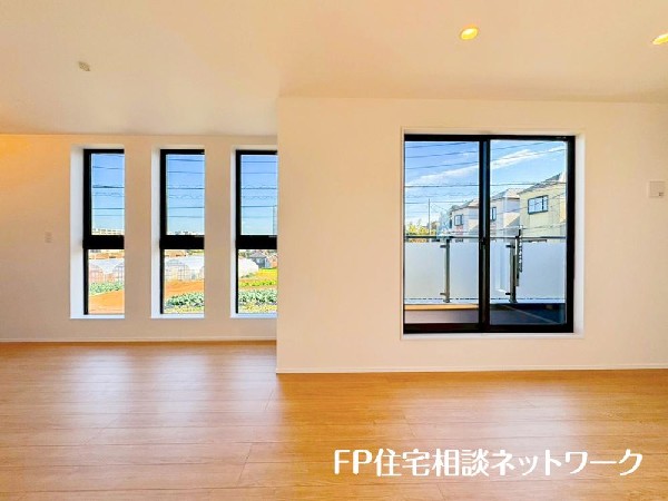 家族だんらんのスペースとなるリビング。窓が多い設計なので色々な角度から光が取り込めます。明るいリビングで新しい生活を。