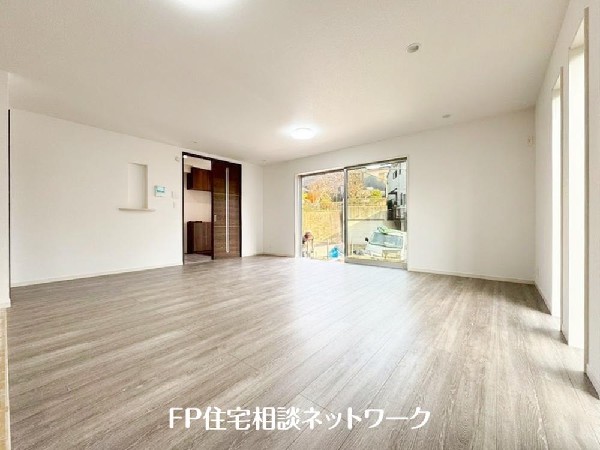 家族と過ごす時間を大切にしたい方にぴったりのゆとりある住空間です。窓からの日差しがリビングの隅々までしっかりと届きます。