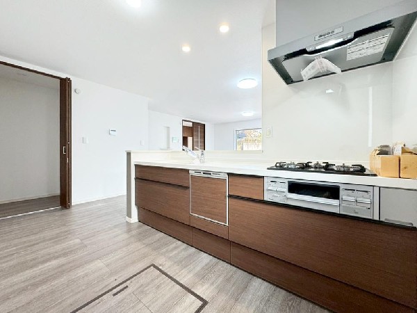 リビングのお子様を見守りながらお料理が出来る対面式カウンターキッチン。ご家族との会話がはずみます。