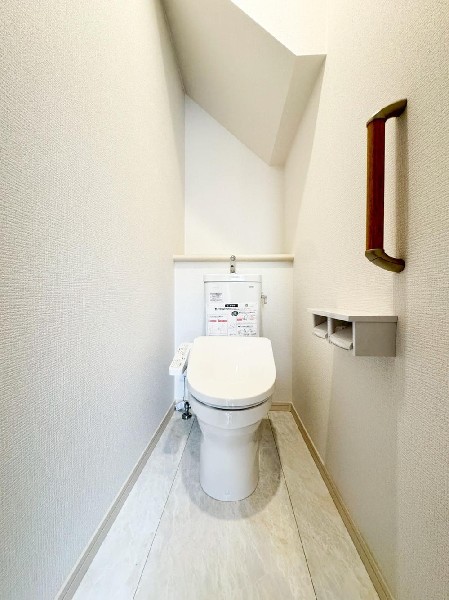 洗浄機能付き便座を標準装備。便座保温機能もあるので寒い季節も安心。