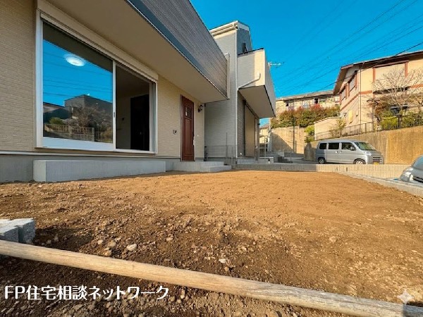 外観:年中大活躍のプライベート空間になるお庭は、ご家族の団らんの場として最適なスペース。夏場にはご家族やご友人を招待してのBBQやお子様の水遊びも楽しめますね。