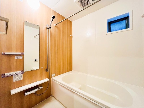 ゆったりとくつろげる広々バス。足までしっかりと伸ばせる浴槽は、心身ともにしっかりと疲れを癒してくれます。お子様とも一緒に浸かれ、ご家族みんなで一緒にバスタイムを楽しめますね♪