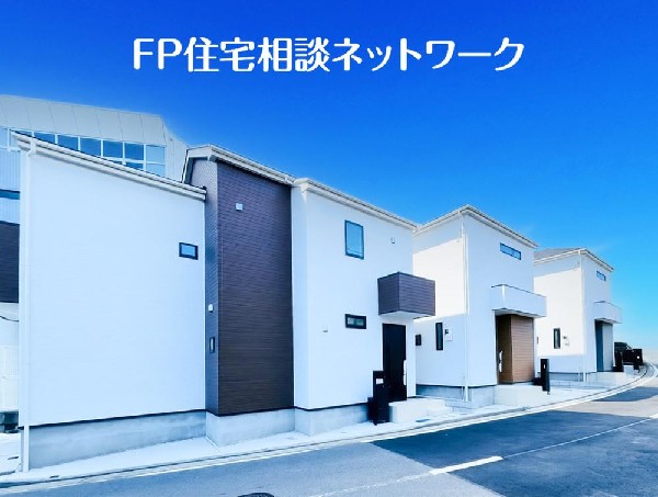 外観:開放感のある現地で、前面道路よりも少し高くなっておりますので、プライベート感も保たれます！高くなっている分、日当りや風通しも良く快適な生活が待っています！