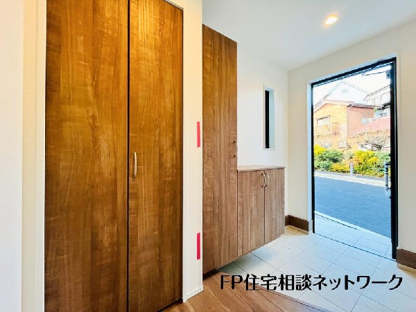 外観:散らかりがちな玄関もスッキリと保てる玄関収納は家の中に入る時一番最初に目に付く場所だから拘りたいですよね！木目調の落ち着いた雰囲気の色目が、家の雰囲気をそのまま表している家の顔です。