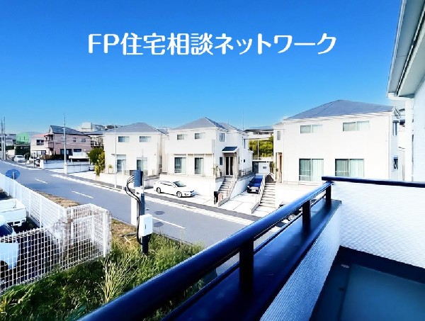 開放的なバルコニーは太陽の温かな温もりをめいっぱい受け止めてくれます。太陽の光と爽やかな風を受けたお洗濯物はあっという間に乾き、取りこむ時には太陽の匂いを感じられそうですね。