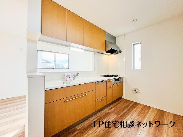 リビングを見渡せるので、テレビを見ながらでも作業ができます。食事前後の配膳、片づけもカウンター越しのやりとりが便利。ご家族も積極的にお手伝いしてくれる環境が自然と整います。