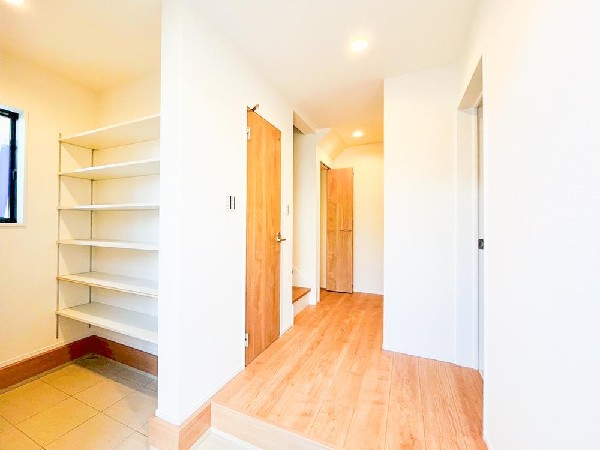 外観:気持ちの良い一日の始まりは笑顔でスタートしたいですよね。玄関ホールがスッキリ広々としていると帰る時も出ていく時も気持ちが良いものです！