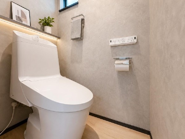 スッキリとしたデザインのトイレは明かり取りの窓からも光が取り込まれ日中は電気を消していてもご使用いただける明るさとなっております。