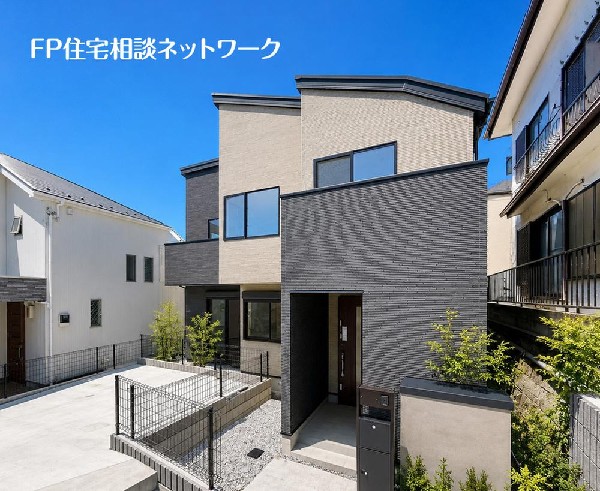 外観:深く豊かな緑と爽快な青い空を感じるまさに横浜に暮らす心地よさを存分に堪能いただける邸宅です。グレードの高い設備仕様が標準装備のデザイン住宅で快適で便利な生活をお送り頂けます。