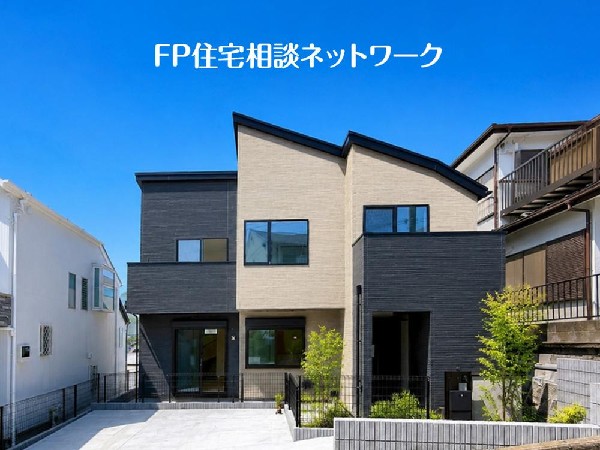 外観:四季を通じて自然と触れ合えるスポットが周辺には盛りだくさん！お散歩やジョギング、週末のご家族での遊びに最適です。目の前に広がる開放感とゆとり、暮らしの夢を育む理想の住まいがここにはあります。