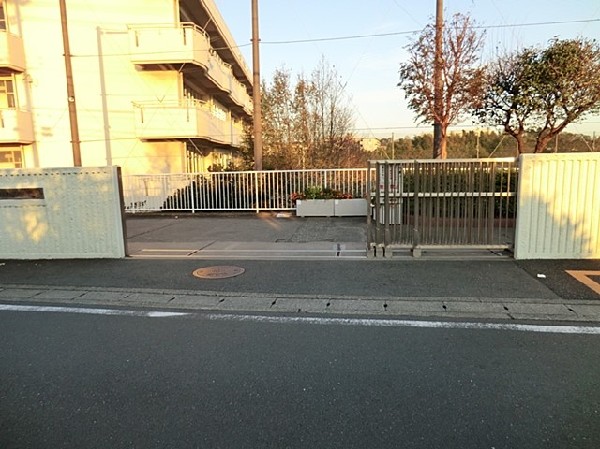周辺環境:横浜市立汲沢中学校(横浜市立汲沢中学校まで1000ｍ)
