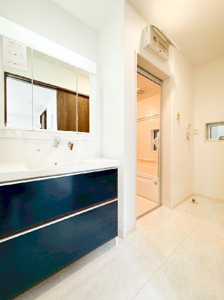 鏡の裏に収納棚を確保した三面鏡を採用。化粧品や歯ブラシなどを機能的に収納。便利な床下収納付き。