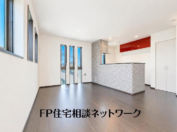 大切なご家族が集まるＬＤＫはこだわりたいですね！休日はおひさまの光をたっぷりと取りこめるリビングでゆったりと過ごしませんか？子供たちが元気に笑いながら走り回っている姿が目に浮かぶ空間です。