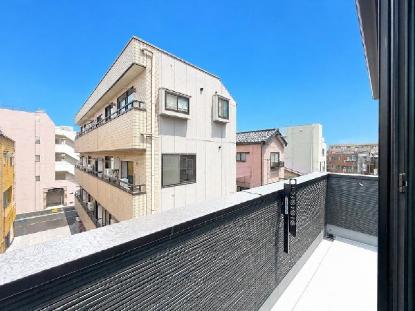 開放的なバルコニーは太陽の温かな温もりをめいっぱい受け止めてくれます。太陽の光と爽やかな風を受けたお洗濯物はあっという間に乾き、取りこむ時には太陽の匂いを感じられそうですね。
